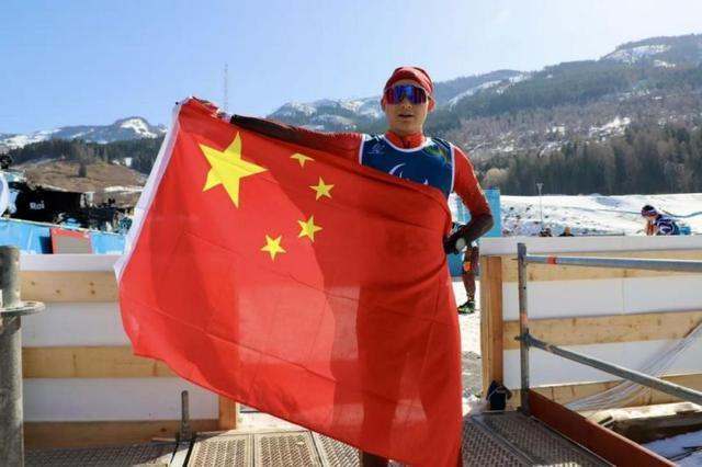 开云-米兰冬残奥会首个比赛日，国歌响彻意大利泰塞罗越野滑雪体育场｜米兰冬残奥会特别报道